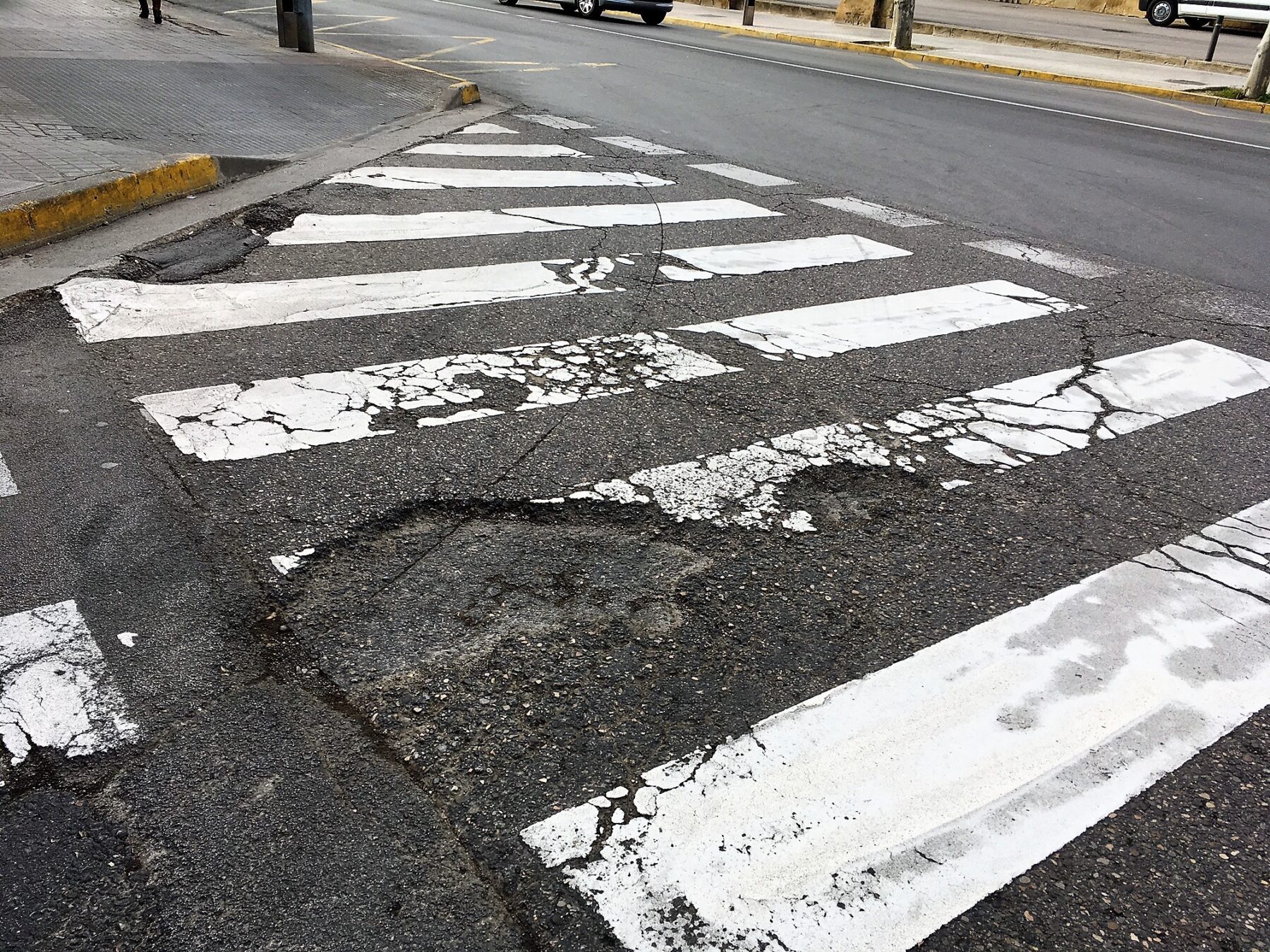 Defectuoso paso de peatones en la avenida Martínez de Velasco de Huesca