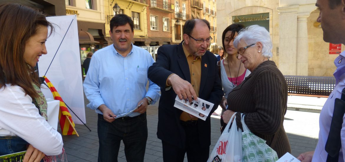 Julio Esteban sale a la calle a ofrecer a los ciudadanos una nueva forma de gobernar "cercana y transparente"