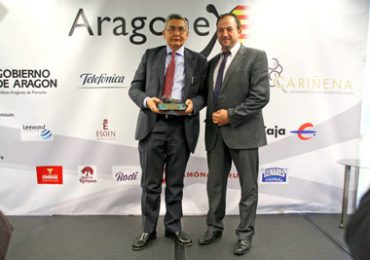 Ramón Millán entrega a Caja Rural de Teruel el premio Aragonex a la mejor empresa del año