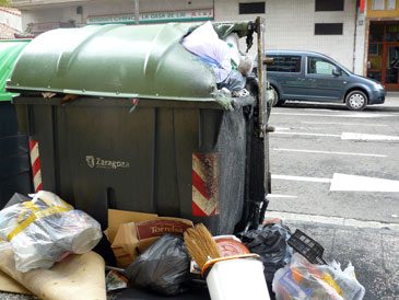 El PAR Zaragoza reclama más limpieza en los contenedores de basura y valora la conveniencia de elementos soterrados