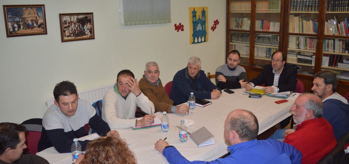 El concejal por el Partido Aragonés, Julio Esteban,  anuncia nuevas inversiones en los diez barrios pedáneos de la capital