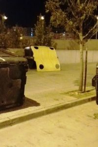 PAR ZARAGOZA reclama sistemas de inmovilización para los contenedores de basura que son arrastrados por el viento