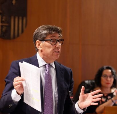 Arturo Aliaga interviniendo en el Pleno de las Cortes