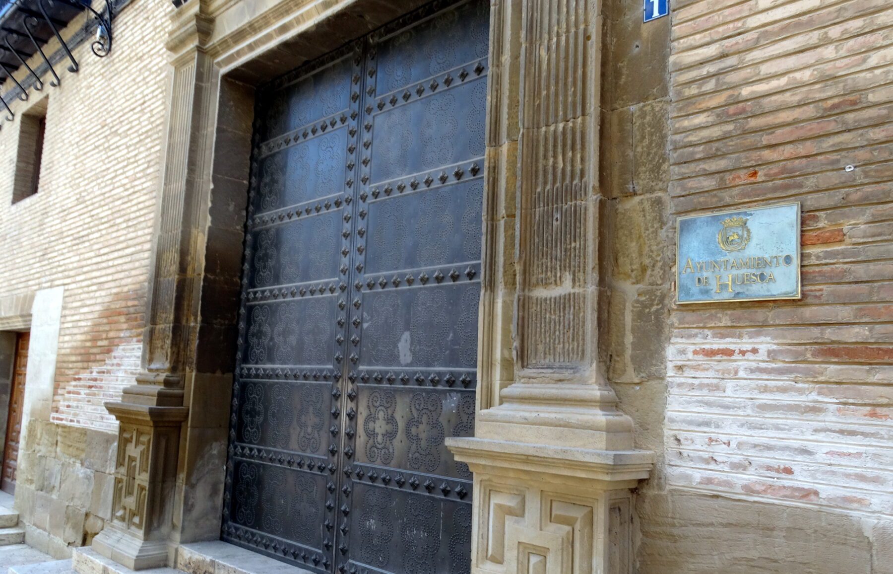 Acceso principal del Palacio municipal de Huesca