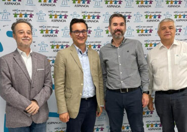 El vicepresidente del Partido Aragonés, Roque Vicente, ha visitado la sede de Aspanoa en Zaragoza
